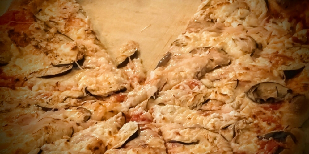 Pizza-Dreiviertel mit Auberginde und Käse