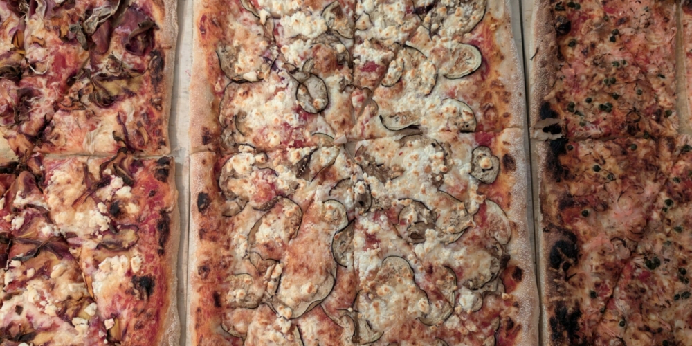 Drei Pizzen nebeneinander