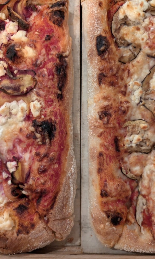 Zwei Pizzen side by side