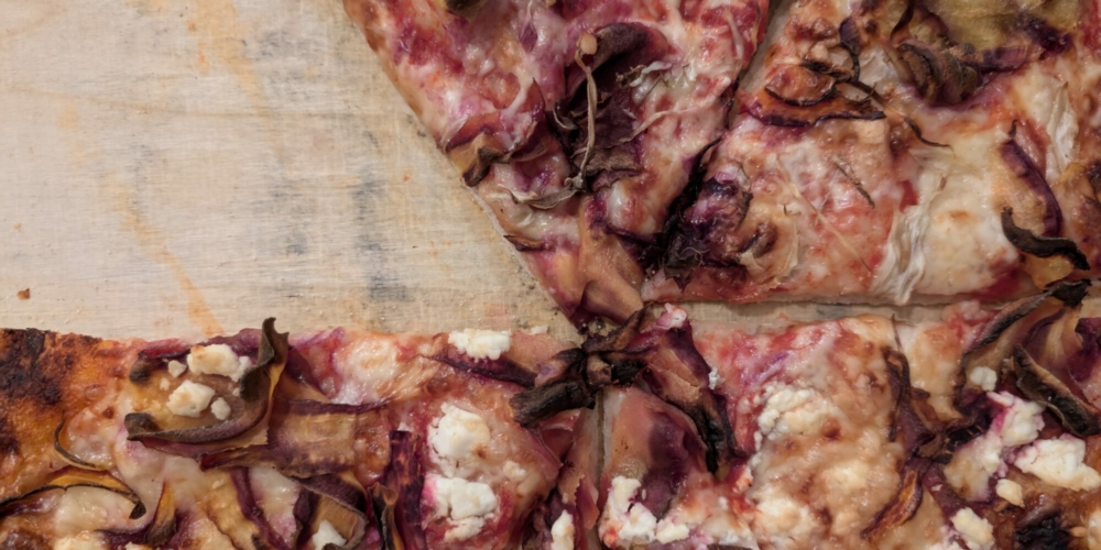 Pizza mit Roter Beete und Schafskäse
