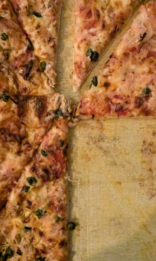 Pizza mit Oliven, Zwiebeln und Käse