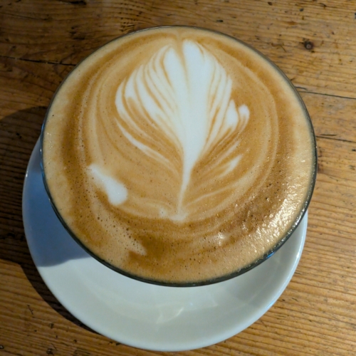 Sehr schöner Bäckerli mit einem Gingko-ähnlichen Blatt und starken Kontrasten