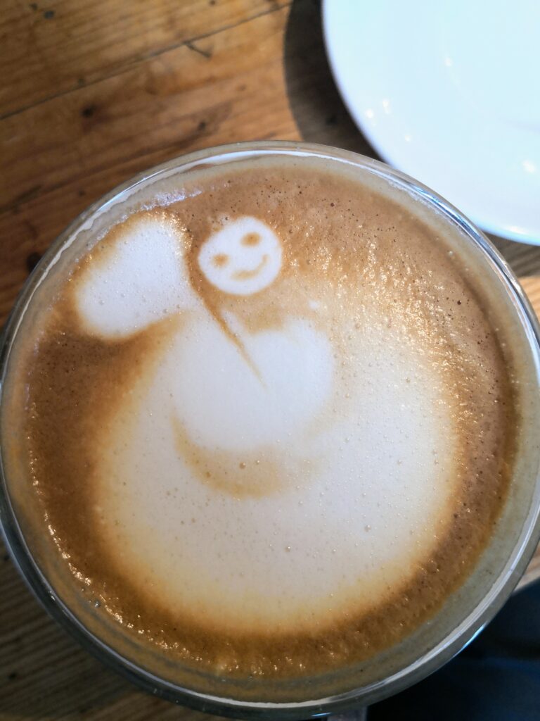 Ein Bäckleri mit Mütze und Smiley