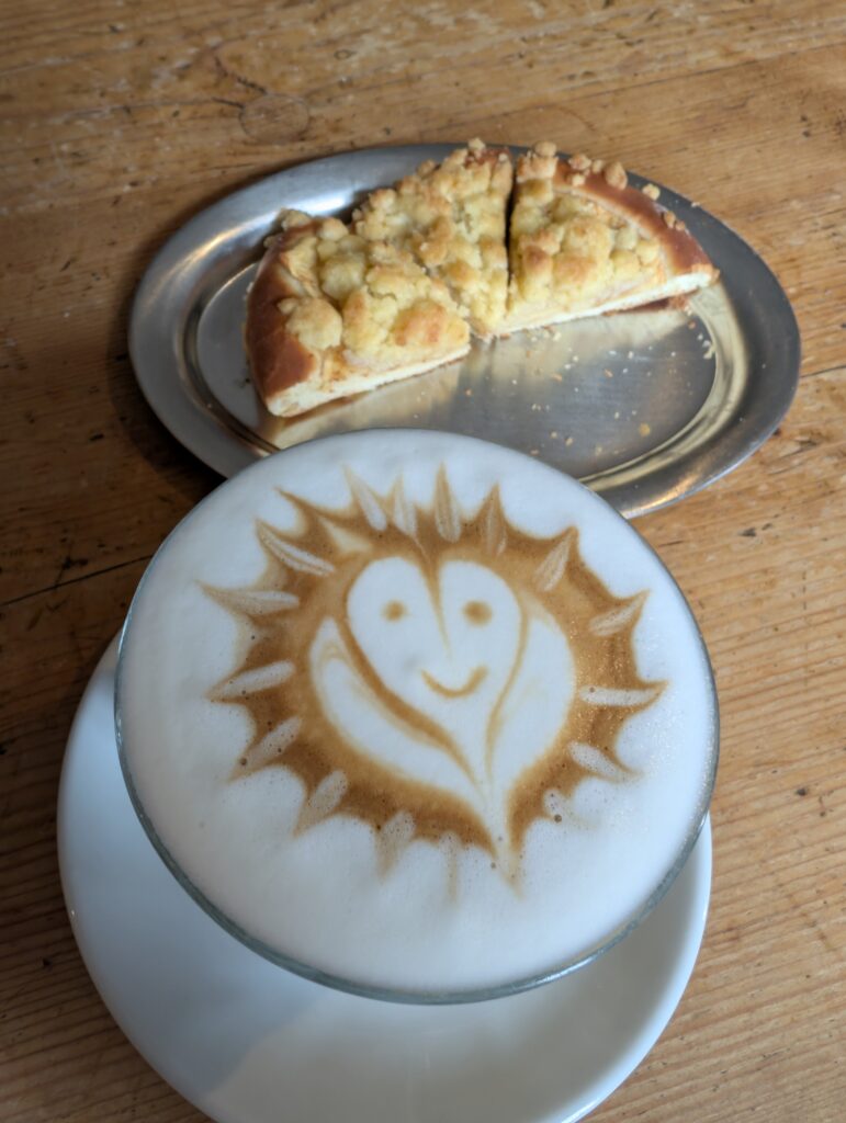 Besonders freundlicher Bäckerlie-Kaffee nebst Streuselschnecke