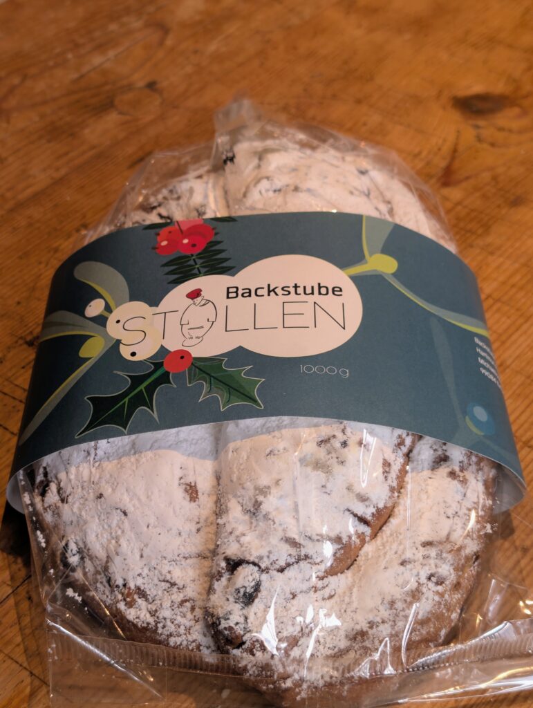 Großer Stollen mit grüner Bauchbinde